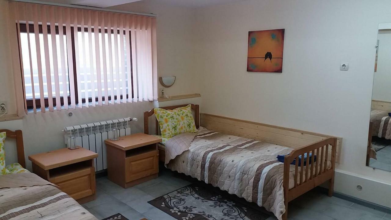 Нощувки Ботеви Shumen Exterior foto