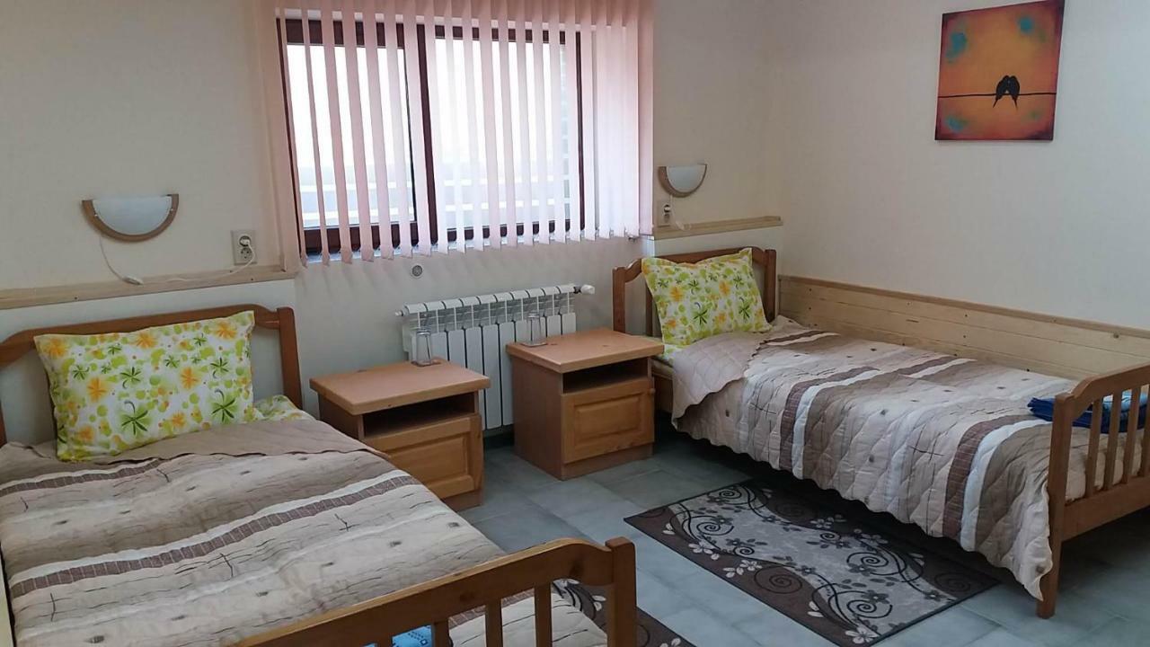 Нощувки Ботеви Shumen Exterior foto